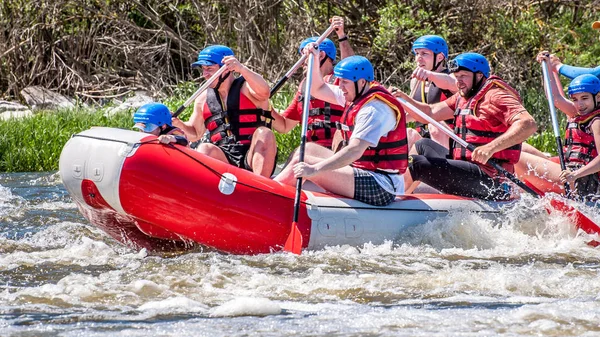 Myhiya, Ukrayna - 1 Mayıs 2018: Eğlence, ekolojik su turizm için yer. Rafting, Kayak. Su ile kürek görünümünü yakın çekim. Bir grup insan bir lastik şişme teknede bir çocukla