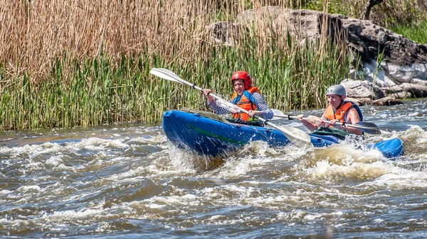 Myhiya Ucrânia Maio 2018 Rafting Caiaque Casamento Jovem Navegando Barco — Fotografia de Stock