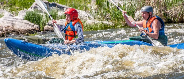 Myhiya Ucrania Mayo 2018 Rafting Kayak Joven Pareja Casada Navegando —  Fotos de Stock