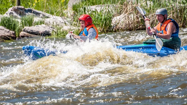 Myhiya Ucrania Mayo 2018 Rafting Kayak Joven Pareja Casada Navegando — Foto de Stock