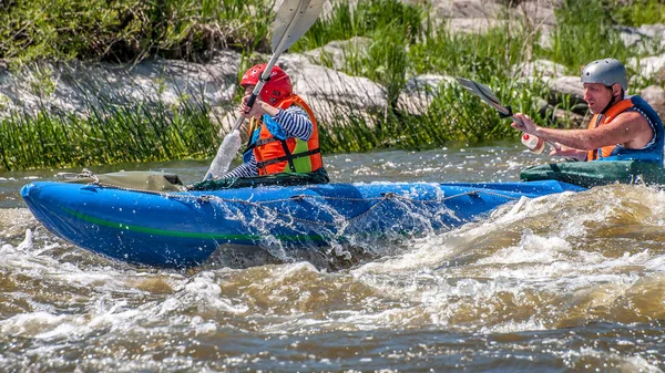 Myhiya Ucrania Mayo 2018 Rafting Kayak Joven Pareja Casada Navegando — Foto de Stock