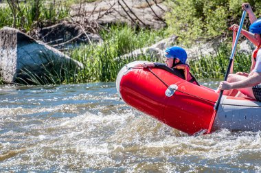Myhiya, Ukrayna - 1 Mayıs 2018: Eğlence, ekolojik su turizm için yer. Rafting, Kayak. Su ile kürek görünümünü yakın çekim. Bir grup insan bir lastik şişme teknede bir çocukla
