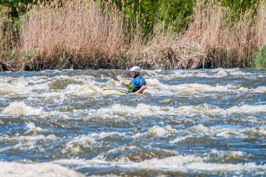 Myhiya, Ukrayna - 1 Mayıs 2018: Eğlence, ekolojik su turizm için yer. Rafting, Kayak. Su ile kürek görünümünü yakın çekim. Küçük bir kayık su fırtınalı bir akış içinde bir adam.