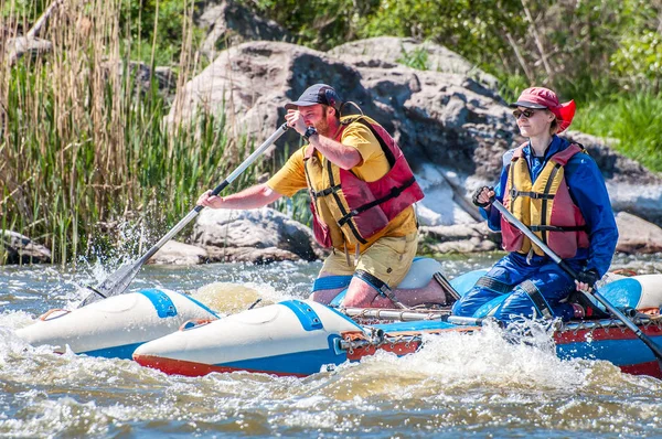 Myhiya Ucrânia Maio 2018 Rafting Caiaque Casamento Jovem Navegando Barco — Fotografia de Stock