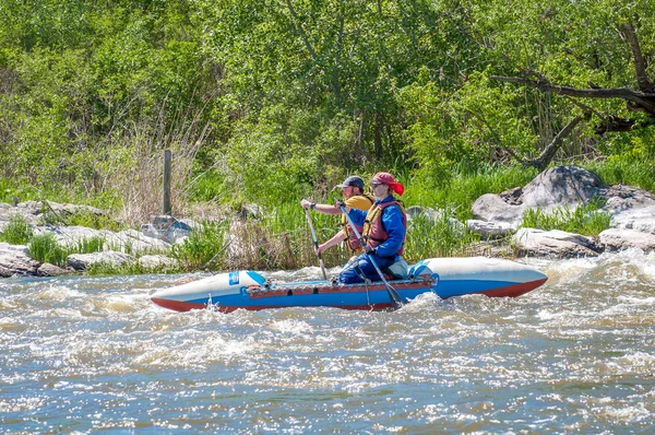 Myhiya Ucrânia Maio 2018 Rafting Caiaque Casamento Jovem Navegando Barco — Fotografia de Stock