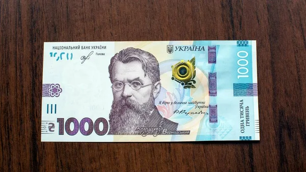 1000 hrywien, ukraiński banknot. Na banknotze jest portret Władimira Vernadsky 'ego. Wydany dnia 25 października 2019 r. Z bliska, bez obiegu. Strona przeciwna. — Zdjęcie stockowe