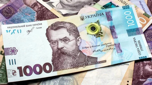 1000 hrywien, ukraiński banknot na tle innych banknotów. Na rachunku jest portret Władimira Vernadsky 'ego. Wydany 25 października 2019 roku. Zbliżenie, bez krążenia. Strona przednia. — Zdjęcie stockowe