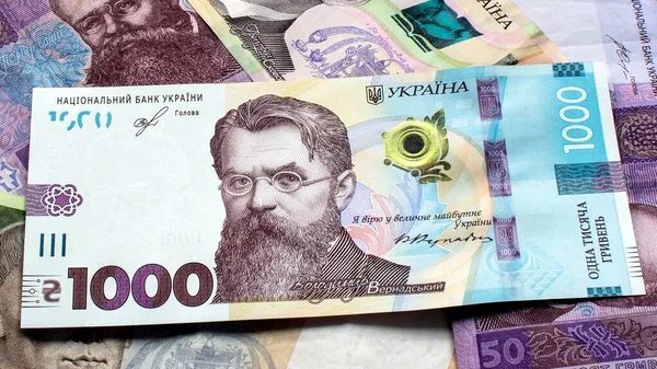 1000 Griwna, ukrainische Banknote vor dem Hintergrund anderer Banknoten. Auf der Rechnung befindet sich ein Porträt von Wladimir Weradskij. veröffentlicht am 25. Oktober 2019. close-up, ohne Auflage. Vorderseite. — Stockfoto