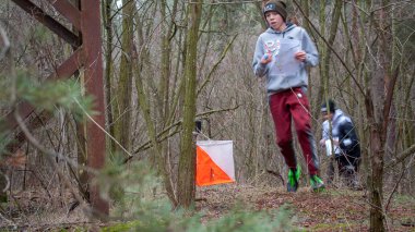 Katerynka, Ukrayna - 13 Aralık 2019: Orienteering. Geleneksel geleneksel oyun. Genç sporcular kontrol noktasının geçişini işaret ediyor.
