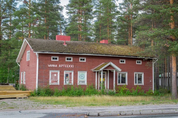 Finnország, Hyrynsalmi, Kainuu régió - 2018. augusztus 27.: Régi autentikus fa gyógyszertár épület. A homlokzat piros fapadlóval van bevonva.. — Stock Fotó