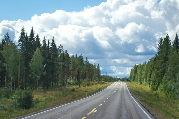 Finlandiya. Ormandan geçen manzaralı bir yol. Güzel İskandinav manzarası. — Stok fotoğraf