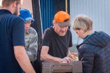 Kontiomaki, Finlandiya - 29 Ağustos 2018. Deneyimsiz mantar toplayıcıları fabrikaya ilk kez mantar getirdi. Mantar müfettişi kötü mantarlardan iyiyi nasıl ayırt edeceğini açıklıyor..