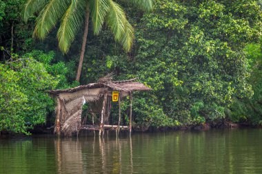 Balapitiya, Madu Ganga nehri, Sri Lanka - 29 Mayıs 2016: Demirlerin üzerine inşa edilen geleneksel nehir dükkânı.