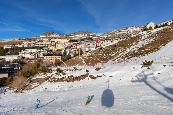 Ski in den Bergen - pradollano, sierra nevada, spanien — Stockfoto
