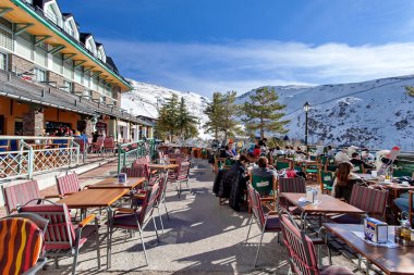 Tipik street Cafe Pradollano (dağ Kayak Merkezi), Sierra Nevada, Endülüs, İspanya