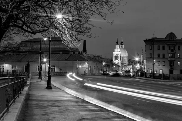 Natt trafik och Panteleimonovskaya kyrkan — Stockfoto