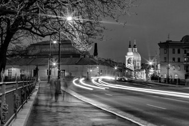 Gece trafik ve Panteleimonovskaya Kilisesi