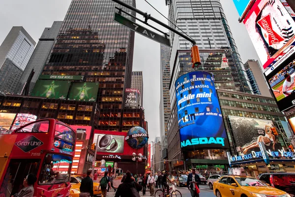 Nacht verkeer Times square, New York, Midtown, Manhattan — Stockfoto