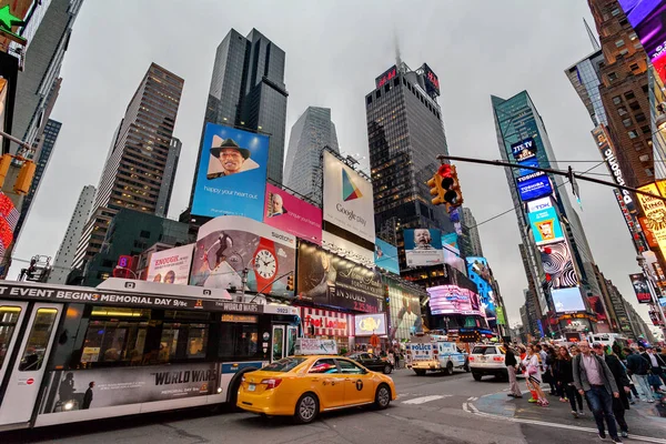 Nacht verkeer Times square, New York, Midtown, Manhattan — Stockfoto