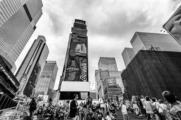 Personnes (touristes et locaux) dans la nuit Times Square, New York City, Midtown, Manhattan, États-Unis — Photo