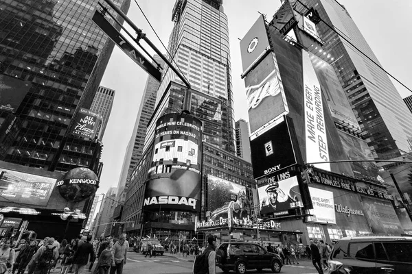 近くのタイムズ ・ スクエア、ニューヨーク、ミッドタウン、マンハッタン夜のトラフィック。ニューヨーク、アメリカ合衆国 — ストック写真