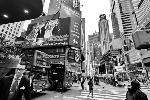 近くのタイムズ ・ スクエア、ニューヨーク、ミッドタウン、マンハッタン夜のトラフィック — ストック写真