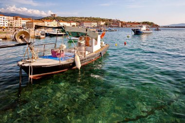 Adriyatik Denizi, günbatımı, balıkçı tekneleri limanda Senj (kasaba), Hırvatistan