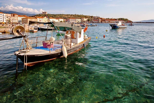 Adriyatik Denizi, günbatımı, balıkçı tekneleri limanda Senj (kasaba), Hırvatistan
