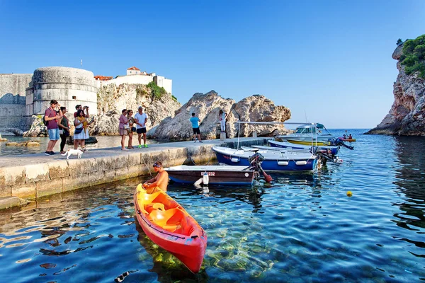 Turisté, jízda na kajaku - staré město Dubrovník, Dalmácie, Chorvatsko, Evropa, 28 srpen 2016 — Stock fotografie