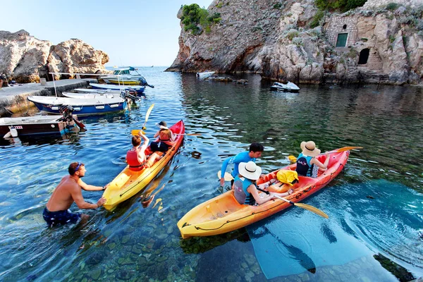 Turistas, caiaque - a cidade velha de Dubrovnik, Dalmácia, Croácia, Europa, 28 de agosto de 2016 — Fotografia de Stock