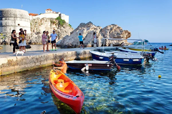 Turisté, jízda na kajaku - staré město Dubrovník, Dalmácie, Chorvatsko, Evropa, 28 srpen 2016 — Stock fotografie