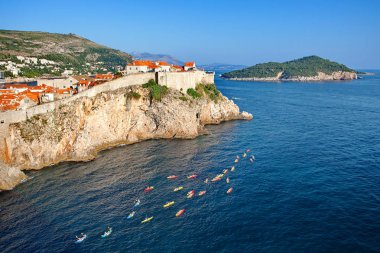 Kayak, turistler, Dubrovnik'in ve Lokrum Adası'ndan Fort Lovrijenac, Dalmaçya, Hırvatistan görüntülemek