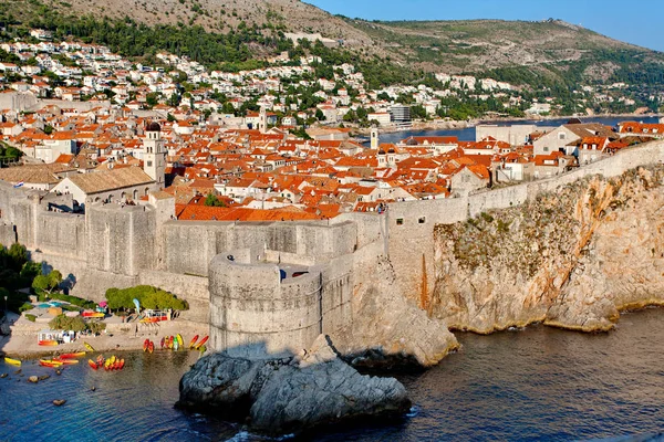 Vista en el casco antiguo de Dubrovnik desde Fort Lovrijenac, Dubrovnik, Croacia — Foto de Stock