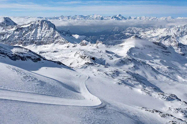 Sci di montagna - vista panoramica dall'Altopiano Rosa sulle piste da sci e Cervinia, Valle d'Aosta, Breuil-Cervinia, Valle d'Aosta, Cervinia — Foto Stock