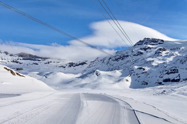 Berg skiën - Italië, Valle d'Aosta, Breuil-Cervinia, Aostavallei, Breuil Cervinia — Stockfoto