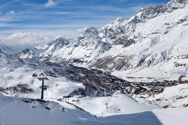 Esqui de montanha - vista panorâmica nas pistas de esqui e Cervinia, Itália, Valle d 'Aosta, Breuil-Cervinia, Vale de Aosta, Cervinia — Fotografia de Stock