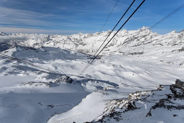 Esqui de montanha, Plateau Rose - vista panorâmica do teleférico nas pistas de esqui e Cervinia, Valle d 'Aosta, Breuil-Cervinia, Itália — Fotografia de Stock