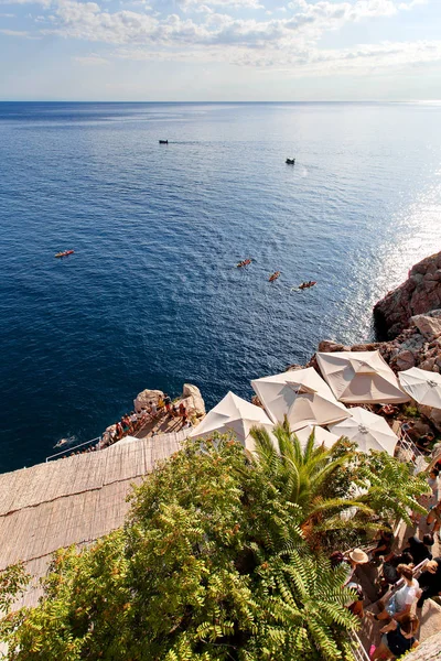 Adriatische Zee - strand in het oude centrum van Dubrovnik, Dalmatië, Kroatië — Stockfoto