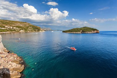Adriyatik Denizi - Dubrovnik Beach ve görünümü Lokrum Adası, Dalmaçya, Hırvatistan