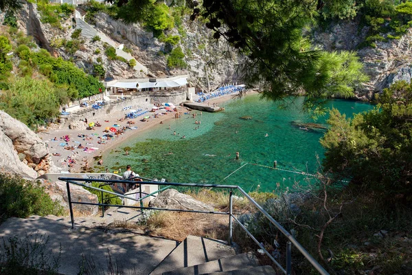 Mar Adriático - Praia típica em Dubrovnik, Dalmácia, Croácia — Fotografia de Stock