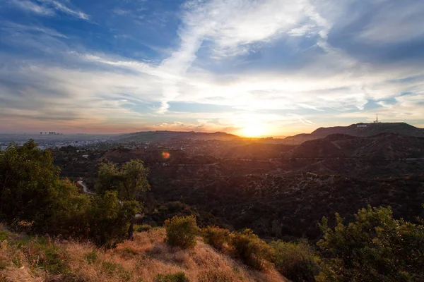 Los Ángeles, vista desde Griffith Park en las colinas de Hollywood al atardecer, sur de California, Estados Unidos de América — Foto de Stock