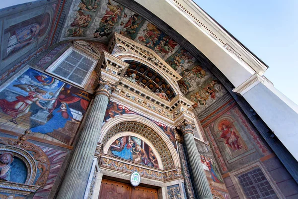 Catedral (entrada principal) - Casco antiguo de Aosta, Valle d 'aosta, Italia — Foto de Stock