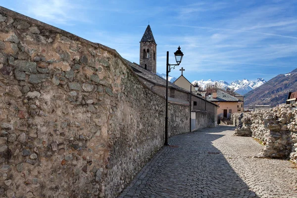 要塞の壁と、イタリアのヴァッレ ・ ダオスタ州のアオスタ (チンタ Muraria e トーリ) アオスタの塔 — ストック写真