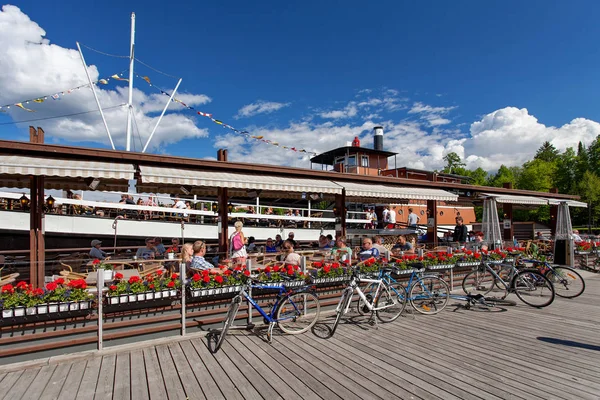 Lappeenranta, Finlandia - restaurante, lago Saimaa en el centro de la Lappeenranta . — Foto de Stock