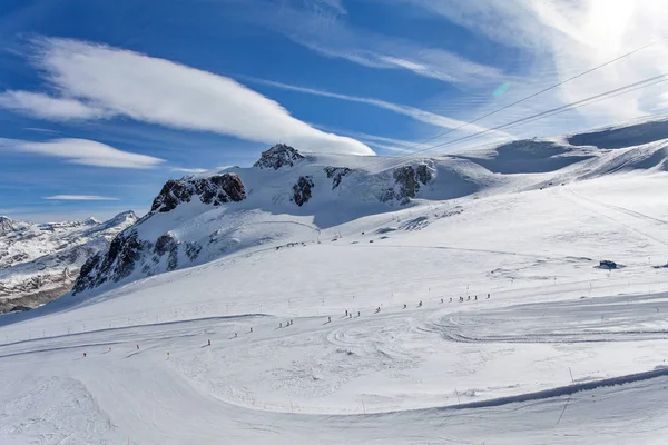 Berg skiën - Plateau Rose, skipiste in Zermatt Zwitserland, Italië, Valle d'Aosta, Breuil-Cervinia, Aostavallei, Breuil Cervinia — Stockfoto