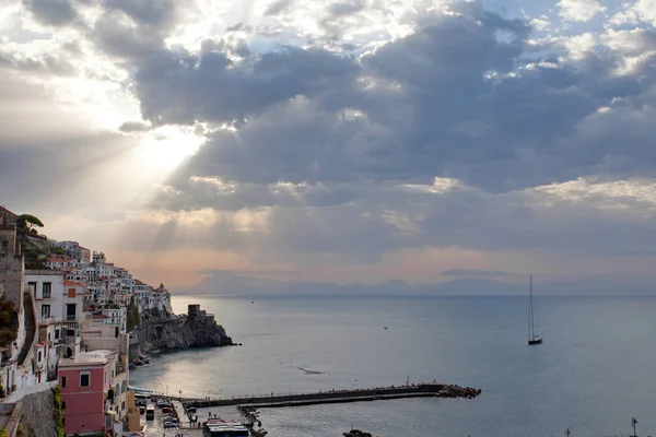 Amalfi ao nascer do sol - Costa Amalfitana, Campania, Itália — Fotografia de Stock