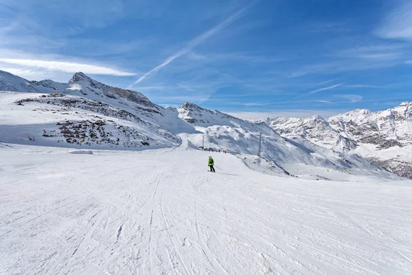 高山滑雪-意大利，维尼，奥斯塔山谷，瓦莱达奥斯塔切尔维尼亚 — 图库照片