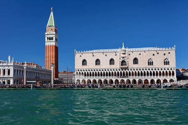 Palacio Ducal y Campanile en Piazza di San Marco, Venecia, Italia — Foto de Stock