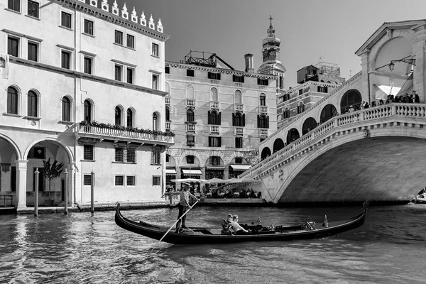 Canal Grandéra és a Rialto-hídtól, Velence, Olaszország. — Stock Fotó