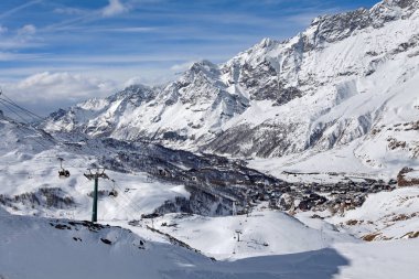 Dağ Kayak - Kayak pistleri ve Cervinia, İtalya, Valle d'Aosta, Breuil-Cervinia, Aosta Vadisi, Cervinia panoramik manzaraya 